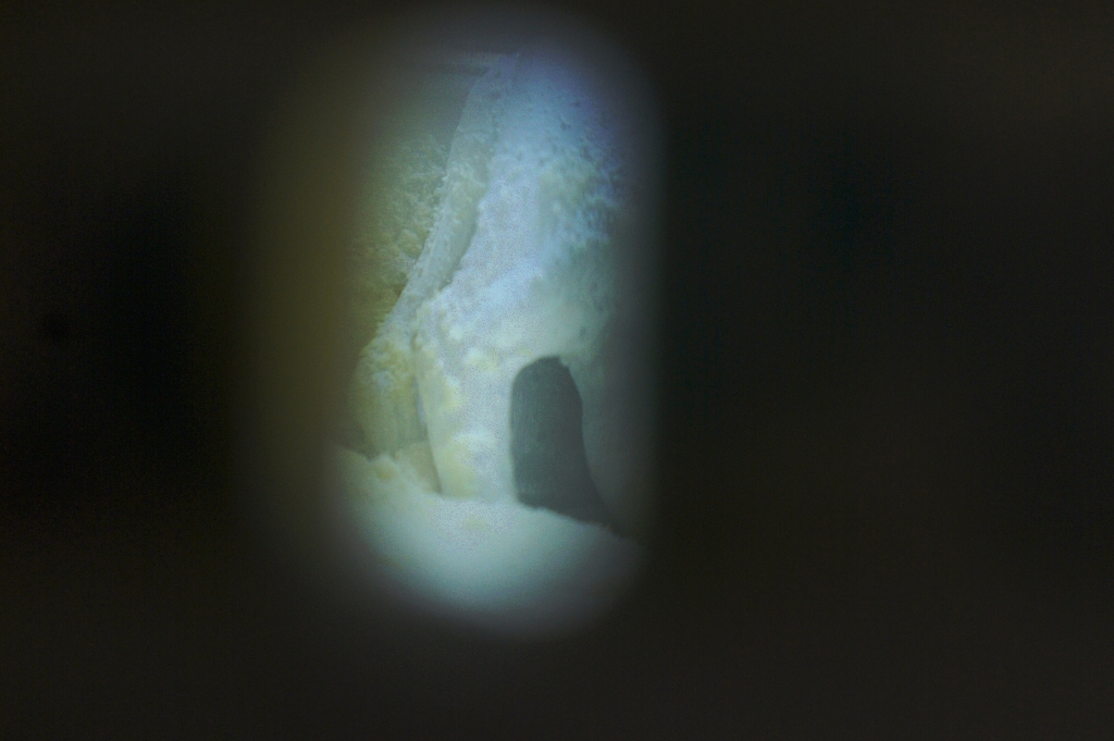 Peeping inside 從小孔內望